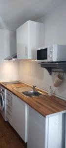 uma cozinha com um lavatório e um micro-ondas em Estudio Verdiales Sun em Torremolinos