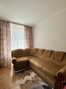 uma sala de estar com um sofá castanho e uma janela em Апартаменти Липинського3,поруч Порт Сіті em Lutsk
