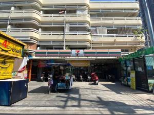乔木提恩海滩1-Step Beach & 711! Huge Condo next to Copacabana的一个大建筑前的食车 更多37张照片