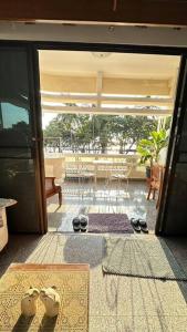 1-Step Beach & 711! Huge Condo next to Copacabana的阳台或露台