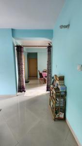 ein Wohnzimmer mit einem Tisch und einem Esszimmer in der Unterkunft SheStay - Homestay by Women, for Women in Thākurdwari