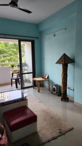 ein Wohnzimmer mit einem Sofa und einem Tisch in der Unterkunft SheStay - Homestay by Women, for Women in Thākurdwari