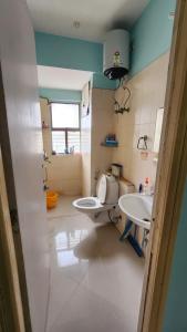 ein Badezimmer mit zwei Waschbecken und einem WC in der Unterkunft SheStay - Homestay by Women, for Women in Thākurdwari
