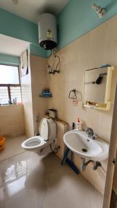 ein Bad mit einem WC und einem Waschbecken in der Unterkunft SheStay - Homestay by Women, for Women in Thākurdwari