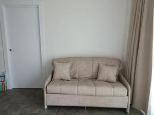 kanapę z 2 poduszkami w salonie w obiekcie Estudios Playa De Cóbreces w mieście Cóbreces