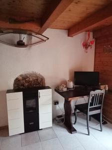 Habitación con escritorio, ordenador y silla. en Casa Lia en Cascine