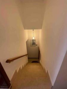 un pasillo con una escalera con luz y una escalera en A casa di Atti, en Biassa