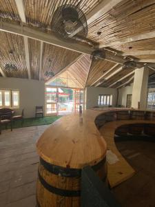 um quarto grande com uma grande mesa de madeira num edifício em Himalayan Hideaway-TVM em Manali