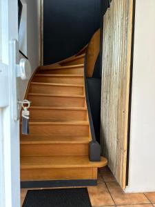 eine Treppe mit Holzflächen in einem Haus in der Unterkunft Lilulodge in Stavelot