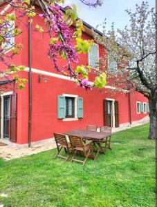 una mesa de picnic frente a un edificio rojo en Stella del Mattino, en Pesaro