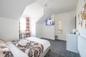 a small bedroom with a bed and a table at *RA246* For your most relaxed & Cosy stay + Free Parking + Free Fast WiFi * in Knowsthorpe