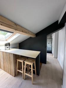 uma cozinha com uma mesa e bancos num quarto em Lilulodge em Stavelot
