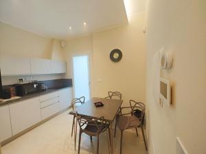 a kitchen with a table and chairs in a room at A casa di Nina in Leverano