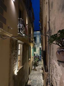 a narrow alley with buildings and a window at Donnaciccina Accomodation in Tropea