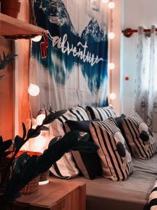 Bett mit Kissen darauf in einem Zimmer in der Unterkunft Sky Homestay in Da Lat