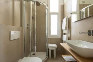 y baño con lavabo y ducha acristalada. en Hotel Villa Elisa & Spa, en Bordighera