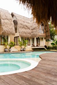 uma piscina em frente a um resort em Lulu's Villas em Uluwatu