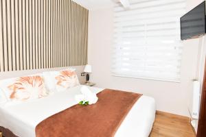 A bed or beds in a room at Hotel Ancora