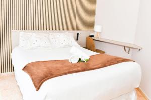 A bed or beds in a room at Hotel Ancora