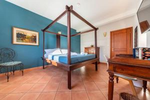 sypialnia z łóżkiem z baldachimem i pianinem w obiekcie San Giorgio Apartment w Bolonii