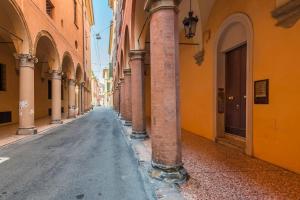 pusta ulica w alejce pomiędzy dwoma budynkami w obiekcie San Giorgio Apartment w Bolonii