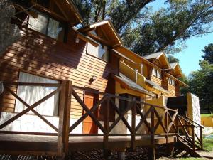 una casa en el árbol con una valla alrededor en Cabañas Calma Chicha en Sierra de los Padres