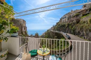 balkon z widokiem na wybrzeże Amalfi w obiekcie Casa Carmela w mieście Positano