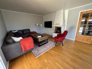 sala de estar con sofá y silla roja en Schönes Großes Haus Oskarshamn en Oskarshamn