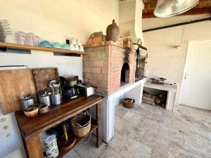 eine Küche mit einem Backsteinofen in einem Zimmer in der Unterkunft Villa les cigales - Paisible avec piscine in Mas-Saintes-Puelles