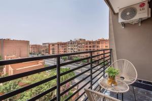 een balkon met een tafel en stoelen bij New! Guéliz , Modern , Terrasse in Marrakesh