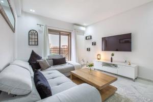 uma sala de estar com dois sofás e uma televisão em New! Guéliz , Modern , Terrasse em Marraquexe