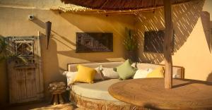 Habitación con sofá y mesa con almohadas. en Riad Miss Caracal, en Marrakech