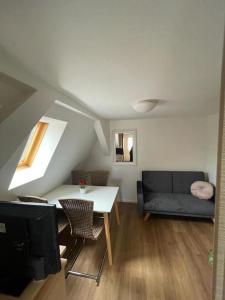 sala de estar con mesa y sofá en 2-Zimmer-Apartment mit Aussicht!, en Stuttgart