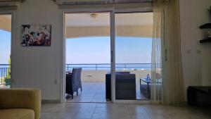 Una sala de estar con vista al mar. en Romanson Seaview Apartment, en Kissonerga