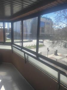 una ventana en un edificio con vistas a la calle en Piso en avenida España 49, en Albacete