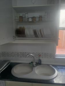 encimera de cocina con fregadero y ventana en Piso en avenida España 49, en Albacete