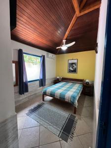 um quarto com uma cama e um tecto em madeira em Linda Casa em Búzios em Búzios
