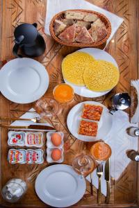 una mesa con platos blancos de comida y pan en Riad Miss Caracal, en Marrakech