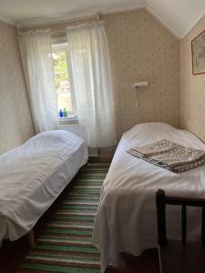 - une chambre avec 2 lits jumeaux et une fenêtre dans l'établissement Åsen, à Årjäng