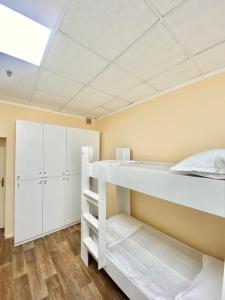 Zimmer mit 2 Etagenbetten und einer Decke in der Unterkunft Alma-Ata Hostel in Almaty