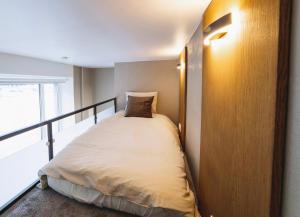 - un petit lit dans une chambre avec fenêtre dans l'établissement City Apartments, à Tallinn