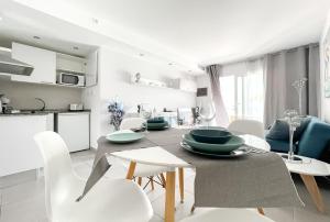 a kitchen and dining room with a table and chairs at Paradise Palms I Deluxe, incl. Welcome Package in Corralejo