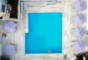 une vue de tête sur un écran bleu avec des parapluies dans l'établissement Studios by Evita's Resort, à Poros