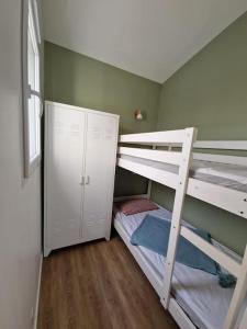 Ένα ή περισσότερα κρεβάτια σε δωμάτιο στο La p'tite cabane - Maisonnette Carnon Plage