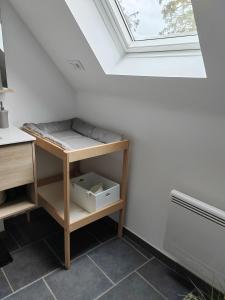 Cette chambre dispose d'une lucarne, d'un bureau et d'une fenêtre. dans l'établissement Chambre d'hôtes Orchidée, 