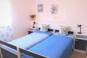 A bed or beds in a room at Comfy flat just 80m from the beach