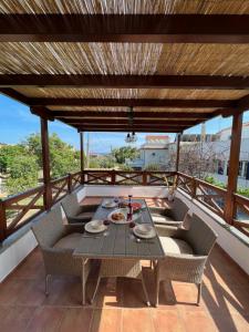 un patio con tavolo e sedie sul balcone. di Villa Pigadi a Megali Ammos