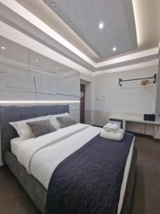 una camera con un grande letto di ARI Guest house a La Spezia