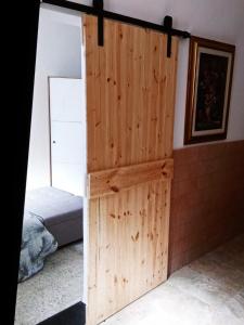 a wooden door in a room with a bed at GI&SA in Gallipoli