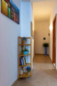 Knihovna v apartmánu + 4 fotografie